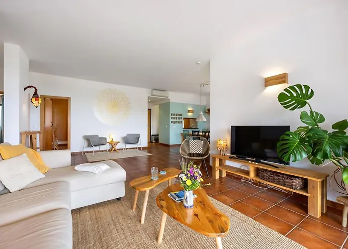 Spacious Apartment With Sea View