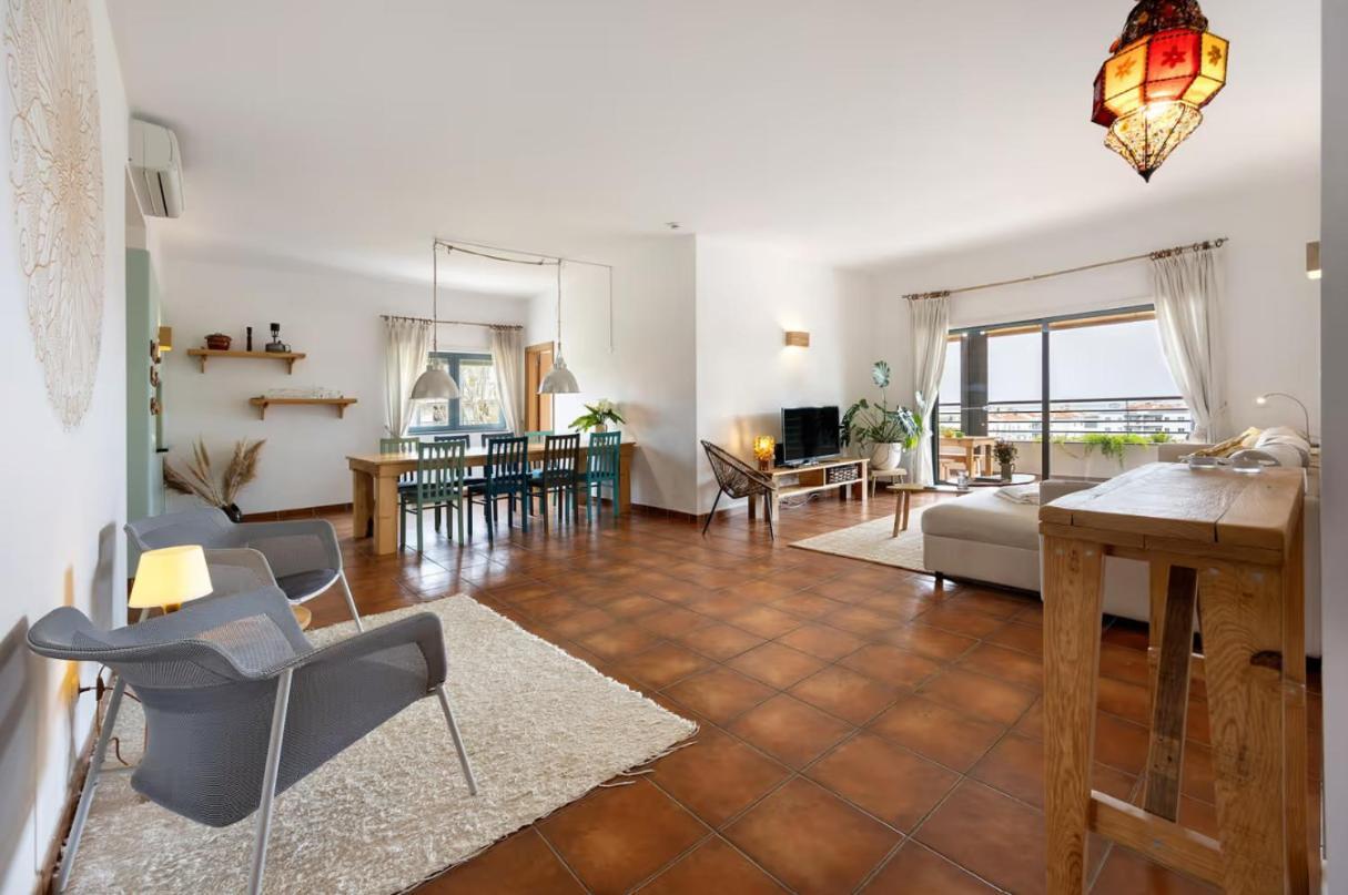 Spacious With Sea View Apartment *